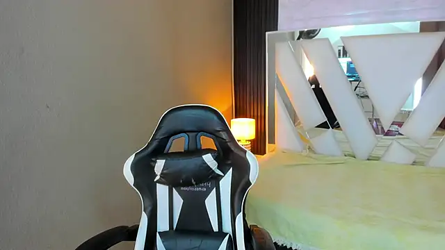 Snapshot of Linda4Petite chatting on 04/04/26, 06:38 Linda4Petite online show from 04/04/26, 06:38