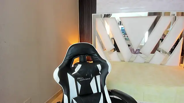 Snapshot of Linda4Petite chatting on 04/05/26, 01:41 Linda4Petite online show from 04/05/26, 01:41