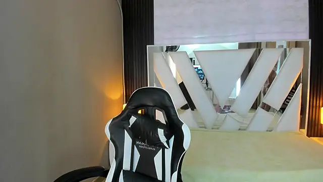 Snapshot of Linda4Petite chatting on 04/06/26, 06:31 Linda4Petite online show from 04/06/26, 06:31