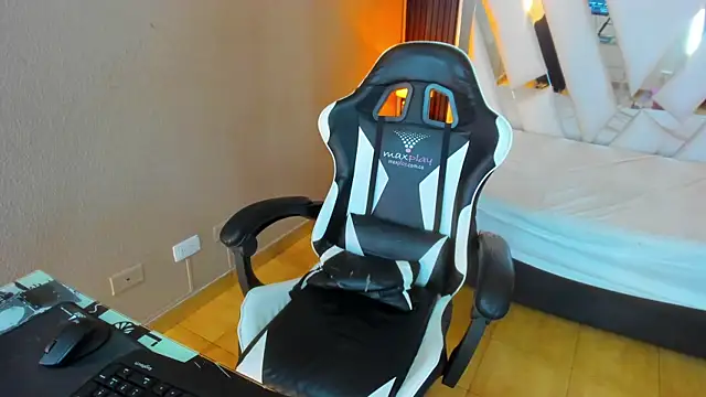 Snapshot of Linda4Petite chatting on 04/08/26, 06:19 Linda4Petite online show from 04/08/26, 06:19