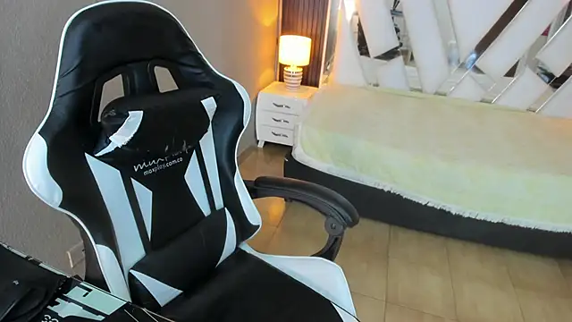 Snapshot of Linda4Petite chatting on 04/11/26, 06:23 Linda4Petite online show from 04/11/26, 06:23