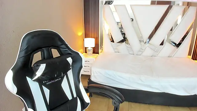 Snapshot of Linda4Petite chatting on 04/12/26, 02:55 Linda4Petite online show from 04/12/26, 02:55