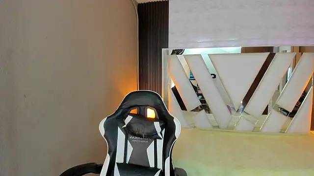 Snapshot of Linda4Petite chatting on 04/13/26, 06:24 Linda4Petite online show from 04/13/26, 06:24