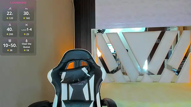 Snapshot of Linda4Petite chatting on 04/14/26, 06:36 Linda4Petite online show from 04/14/26, 06:36