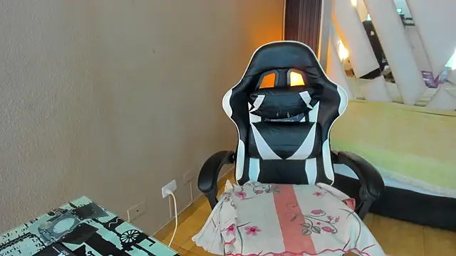 Snapshot of Linda4Petite chatting on 04/15/26, 06:15 Linda4Petite online show from 04/15/26, 06:15