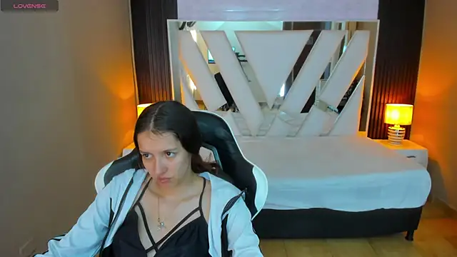 Snapshot of Linda4Petite chatting on 04/17/26, 06:00 Linda4Petite online show from 04/17/26, 06:00