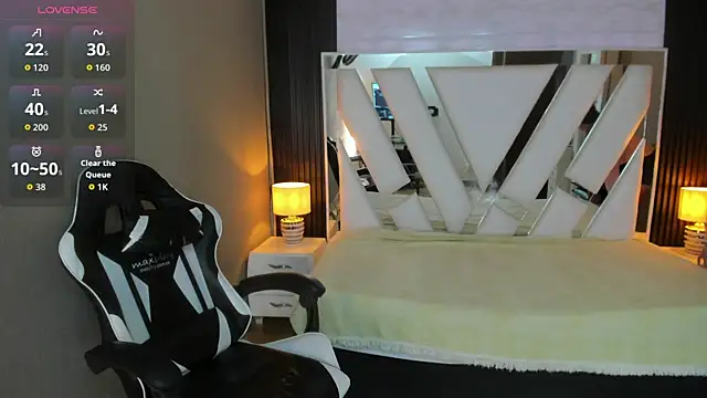 Snapshot of Linda4Petite chatting on 04/18/26, 06:34 Linda4Petite online show from 04/18/26, 06:34