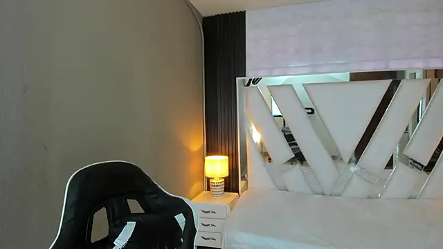 Snapshot of Linda4Petite chatting on 04/19/26, 01:43 Linda4Petite online show from 04/19/26, 01:43