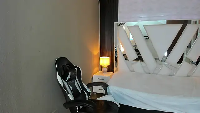 Snapshot of Linda4Petite chatting on 04/20/26, 06:09 Linda4Petite online show from 04/20/26, 06:09