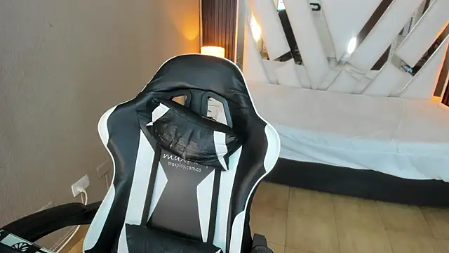 Snapshot of Linda4Petite chatting on 04/21/26, 06:01 Linda4Petite online show from 04/21/26, 06:01