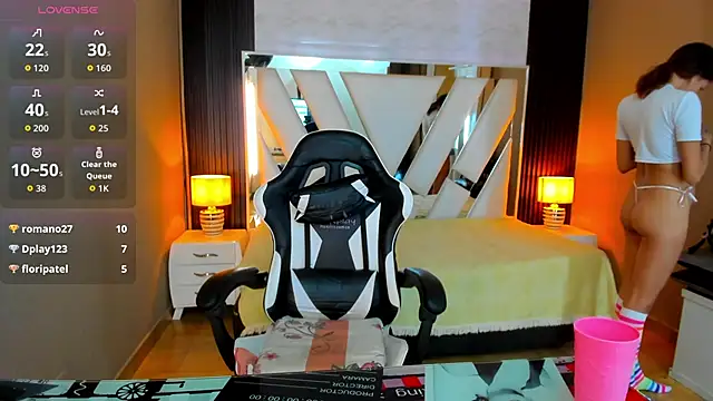 Snapshot of Linda4Petite chatting on 04/22/26, 06:42 Linda4Petite online show from 04/22/26, 06:42