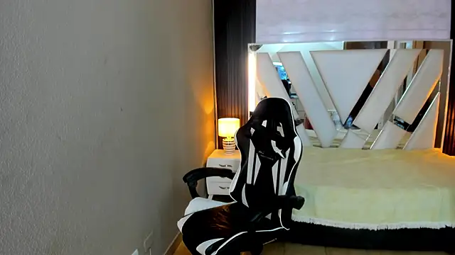 Snapshot of Linda4Petite chatting on 04/24/26, 06:32 Linda4Petite online show from 04/24/26, 06:32