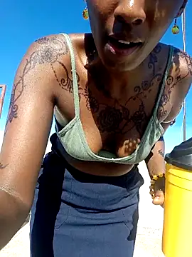 Snapshot of lynnkatrina chatting on 03/27/26, 01:33 lynnkatrina online show from 03/27/26, 01:33