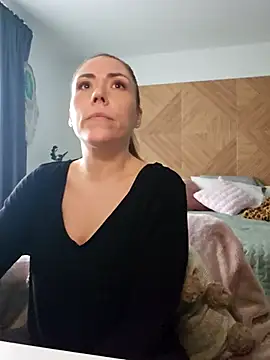 Ellie-L-Elizabeth online show from 04/13/26, 06:35