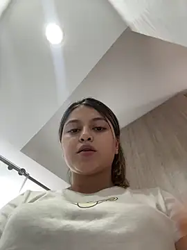 Snapshot of lunablossom_ chatting on 12/16/24, 07:54 lunablossom online show from 12/16/24, 07:54