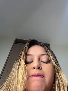 Snapshot of lunablossom_ chatting on 01/22/25, 05:16 lunablossom online show from 01/22/25, 05:16