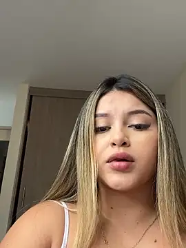 Snapshot of lunablossom_ chatting on 09/17/25, 08:10 lunablossom online show from 09/17/25, 08:10