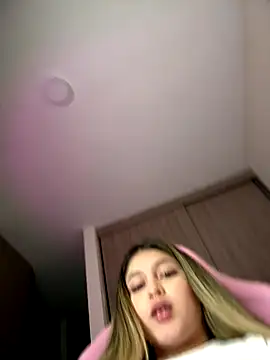 Snapshot of lunablossom_ chatting on 11/05/25, 12:21 lunablossom online show from 11/05/25, 12:21