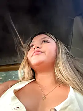 Snapshot of lunablossom_ chatting on 11/08/25, 08:29 lunablossom online show from 11/08/25, 08:29