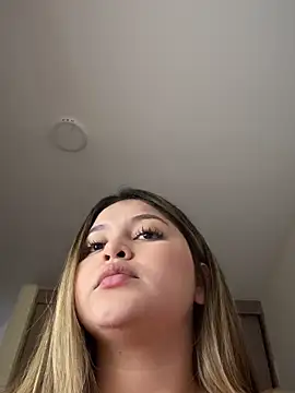 Snapshot of lunablossom_ chatting on 11/17/25, 09:53 lunablossom online show from 11/17/25, 09:53