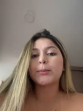 Snapshot of lunablossom_ chatting on 11/20/25, 09:36 lunablossom online show from 11/20/25, 09:36