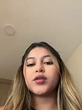 Snapshot of lunablossom_ chatting on 11/30/25, 05:17 lunablossom online show from 11/30/25, 05:17