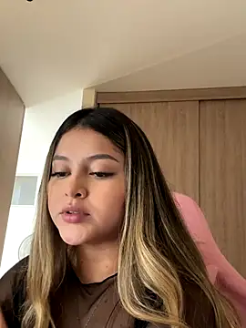 lunablossom  online show from 12/14/25, 09:41