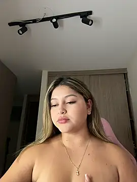 lunablossom  online show from 02/25/26, 11:47