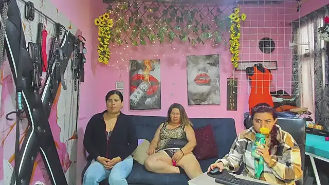 Snapshot of lesbiancuple chatting on 05/14/26, 01:51 lesbiancuple online show from 05/14/26, 01:51