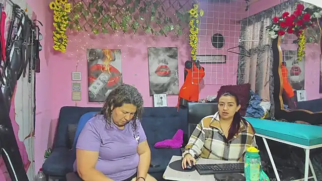 Snapshot of lesbiancuple chatting on 05/19/26, 12:33 lesbiancuple online show from 05/19/26, 12:33
