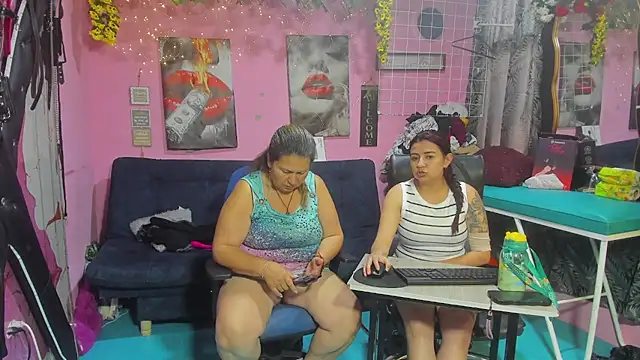 Snapshot of lesbiancuple chatting on 06/11/26, 12:14 lesbiancuple online show from 06/11/26, 12:14