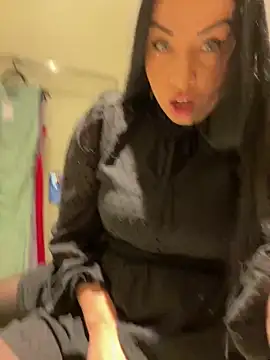 Snapshot of CrazzyChicks chatting on 04/19/26, 06:24 CrazzyChicks online show from 04/19/26, 06:24