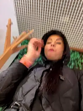 Snapshot of CrazzyChicks chatting on 04/21/26, 07:47 CrazzyChicks online show from 04/21/26, 07:47