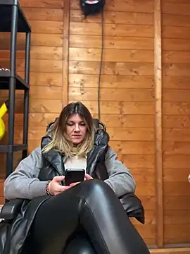 DaisyVibesss online show from 01/04/25, 03:49