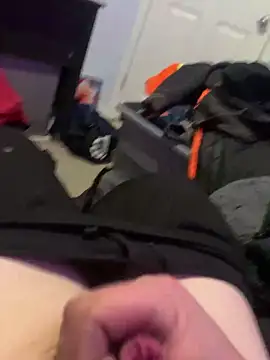 Snapshot of Hugetings chatting on 12/20/25, 02:18 Hugetings online show from 12/20/25, 02:18