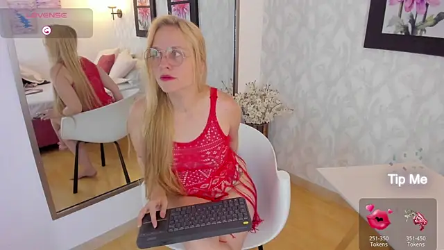 Snapshot of EmilySumer chatting on 03/05/25, 08:21 EmilySumer online show from 03/05/25, 08:21