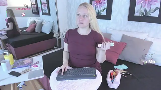 Snapshot of EmilySumer chatting on 09/28/25, 03:34 EmilySumer online show from 09/28/25, 03:34