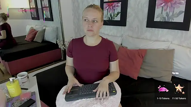 Snapshot of EmilySumer chatting on 10/02/25, 11:12 EmilySumer online show from 10/02/25, 11:12