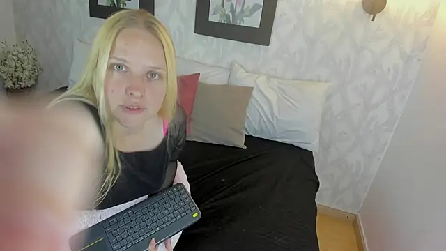 Snapshot of EmilySumer chatting on 10/31/25, 12:00 EmilySumer online show from 10/31/25, 12:00