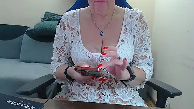 Snapshot of Diablica41 chatting on 11/28/25, 08:28 Diablica41 online show from 11/28/25, 08:28