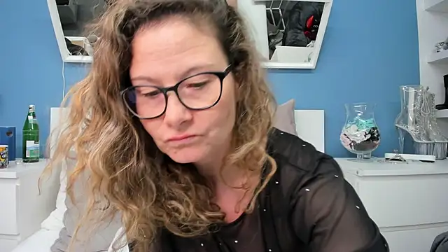 Snapshot of izzy-mendosa chatting on 04/13/26, 03:17 izzy-mendosa online show from 04/13/26, 03:17