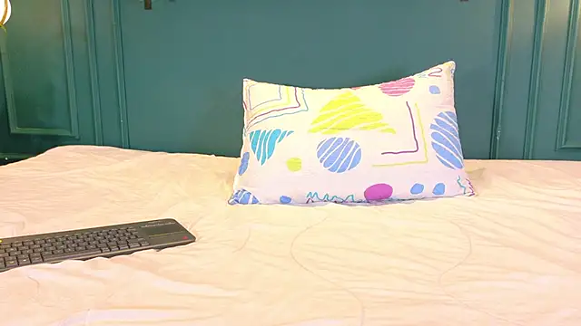 Snapshot of ale_cam chatting on 07/28/26, 02:13 ale cam online show from 07/28/26, 02:13