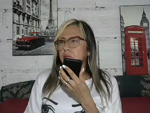 Snapshot of divahot08 chatting on 01/06/25, 10:05 divahot08 online show from 01/06/25, 10:05