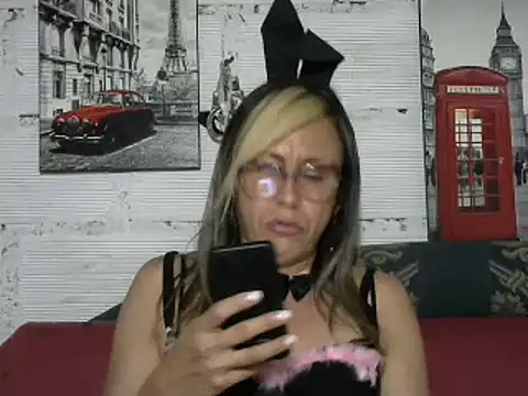 Snapshot of divahot08 chatting on 01/11/25, 10:18 divahot08 online show from 01/11/25, 10:18