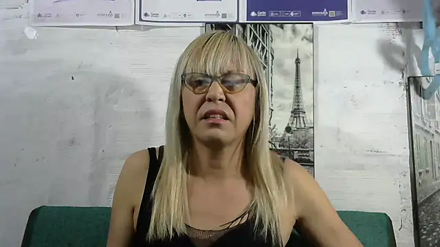 Snapshot of divahot08 chatting on 10/08/25, 08:28 divahot08 online show from 10/08/25, 08:28