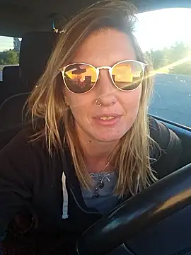 SheIsSomething online show from 12/05/25, 12:08