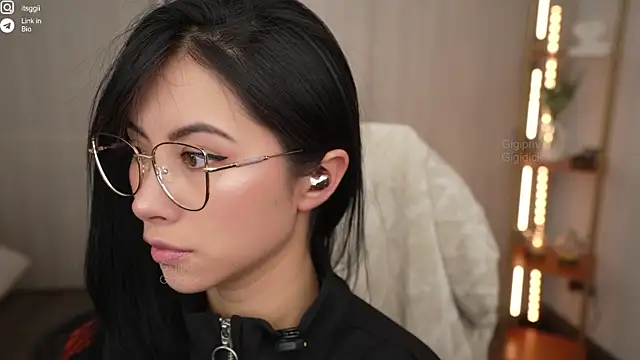 Snapshot of Gigi_ohlala chatting on 10/04/25, 05:33 Gigi ohlala online show from 10/04/25, 05:33