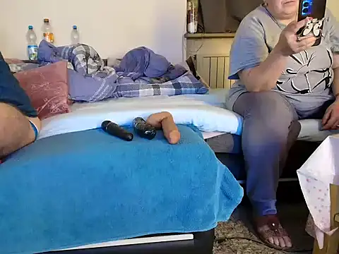 Snapshot of HotBiPaar chatting on 11/19/25, 08:09 HotBiPaar online show from 11/19/25, 08:09