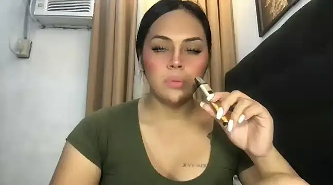 Snapshot of _MissKhimberlyXxx_ chatting on 02/21/25, 01:33  MissKhimberlyXxx  online show from 02/21/25, 01:33