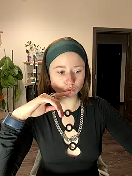 Snapshot of sweetest_pie chatting on 12/05/24, 04:34 sweetest pie online show from 12/05/24, 04:34